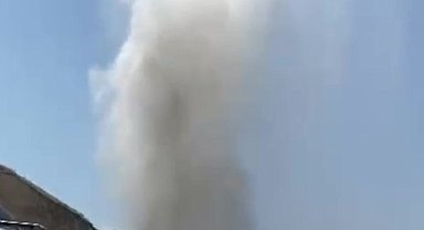 Patlayan borudan yükselen sıcak su kilometrelerce ileriden gözüktü