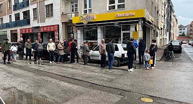 Pazar sabahlarının vazgeçilmezi olan sıcak simit uzun kuyruklara sebep oldu