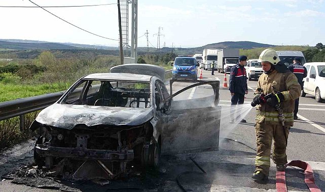 Pendik'te kiralık araç alev alev yandı