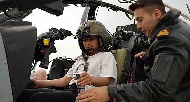 Pilot koltuğuna geçen minikler, çocuk bayramında hayallerini gerçekleştirdi