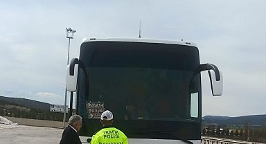 Polis ekipleri şehirlerarası otobüslerde emniyet kemeri bilgilendirmesi yaptı