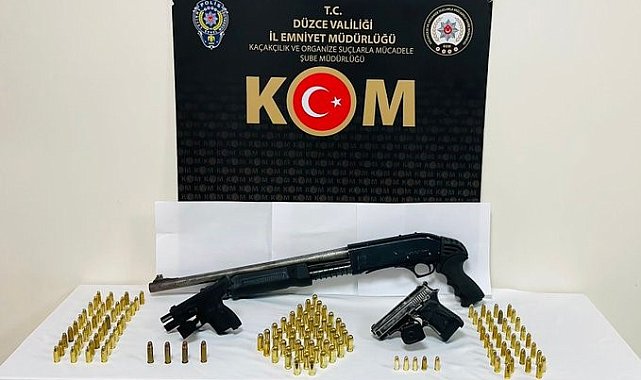 Polis ekiplerince yapılan aramada silah ve tüfek ele geçirildi