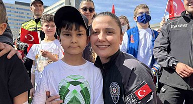 Polisler, tedavi gören çocukların bayramını kutladı