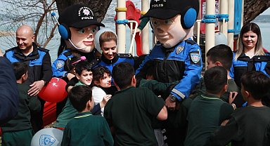 Polisten bayramda çocuklara sürpriz