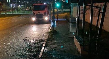 Polisten kaçan ehliyetsiz sürücü otobüs durağına çarptı