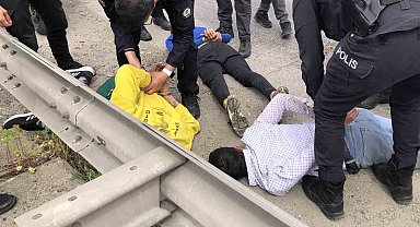 Polisten kaçan otomobil kaza yaptı: Kaçan şüpheliler dere kenarında yakalandı