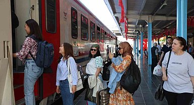 "Turistik Diyarbakır Ekspresi" ile Diyarbakır'a gelenler kente hayran kaldı