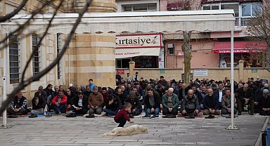 Ramazan ayının son cuma namazı Bayburt'ta kalabalık cemaatle kılındı