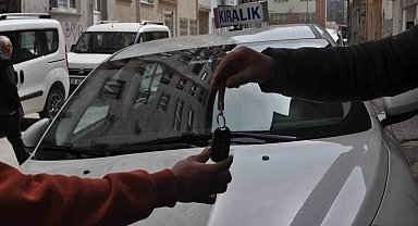Ramazan Bayramı'nda seyahat edecek vatandaşlar kiralık araçlara yoğun talep gösterdi