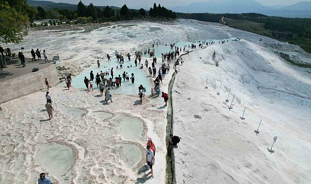 Ramazan Bayramı'nda yerli turistler Pamukkale'ye akın etti