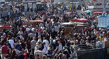 Ramazan Bayramı'nın son gününde de Eminönü'nde yoğunluk