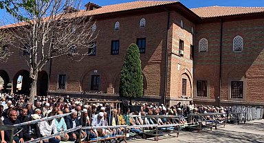 Ramazan'ın son cuma namazında eller semaya açıldı