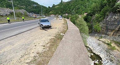Refüjü aşıp karşı yola geçti, uçuruma yuvarlanmaktan son anda kurtuldu
