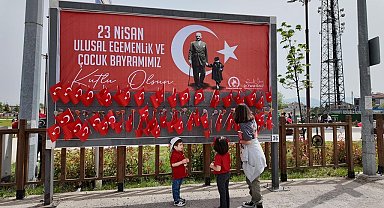 Reklam panolarını gören çocuklar şaşırdı
