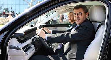 Rektör Kutluhan, TOGG'un deneme sürüşünü öğrencilerle birlikte yaptı