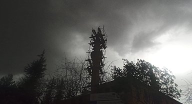 Restore edilen minareden kafasına kalas düşen işçi yaralandı