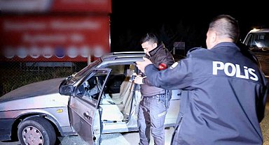 Ruhsatsız tabanca ile yakalandı, "Taşımıyorum bozuk" diyerek tüfek ruhsatı gösterdi
