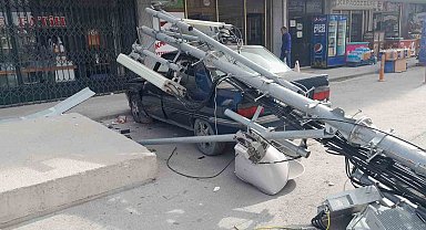 Rüzgardan kopan baz istasyonu direği 5. kattan otomobilin üzerine düştü, düşme anı kameraya yansıdı