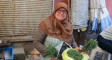 Sabah ezanı sonrası toplanıyor, kokusu cezbediyor