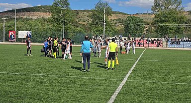 Saha içi bir anda karıştı, futbolcular tekme tokat birbirine girdi