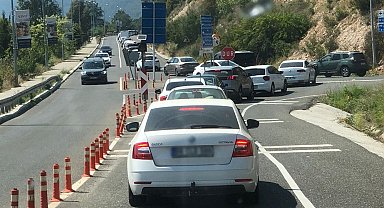 Sahile akın eden vatandaşlar uzun araç kuyrukları oluşturdu