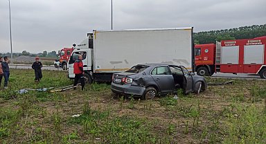 Sakarya'da otomobil ile kamyonet çarpıştı: 3 yaralı