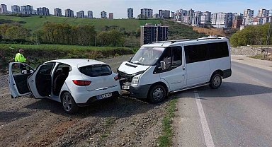 Samsun'da minibüs ile otomobil çarpıştı: 2 yaralı