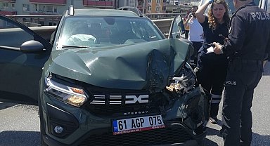 Samsun'da otomobil ambulansla çarpıştı: 2'si sağlık personeli 3 yaralı