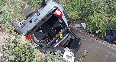 Samsun'da su kanalına devrilen otomobilde 3 kişi yaralandı