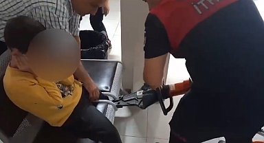 Şanlıurfa'da ayağı sandalyeye sıkışan çocuğu itfaiye kurtardı