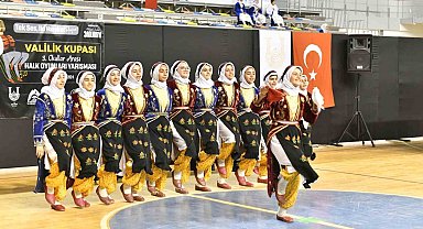 Şanlıurfa'da halk oyunları yarışması renkli görüntülere sahne oldu