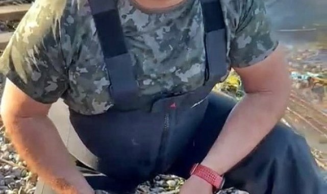 Sapanca Gölü'nde 24 kiloluk balık yakaladı, üremesi için suya geri bıraktı