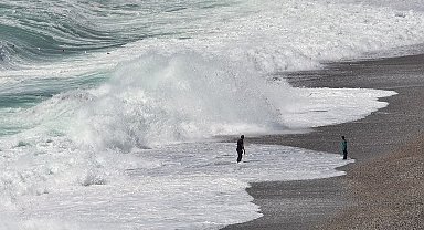 Sarı kodla uyarılan Antalya'da şiddetli rüzgar etkili oluyor