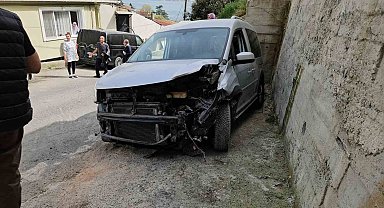 Sarıyer'de kontrolden çıkan otomobil park halindeki araçlara çarptı: 1 yaralı