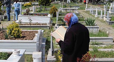 Şehir mezarlığında Kur'an ziyafeti