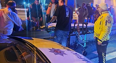 Şehirlerarası yolcu otobüsü bariyerlere çarptı: 2 yaralı