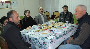 Şehit ailesinin iftar sofrasına misafir oldu