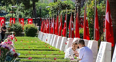 Şehit mezarlığında en buruk bayram
