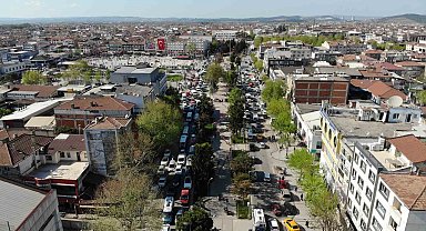 Şehrin merkezinde bayram yoğunluğu: Trafik felç oldu