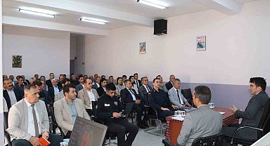 Selendi Kaymakamı Okumuş muhtarlarla bir araya geldi