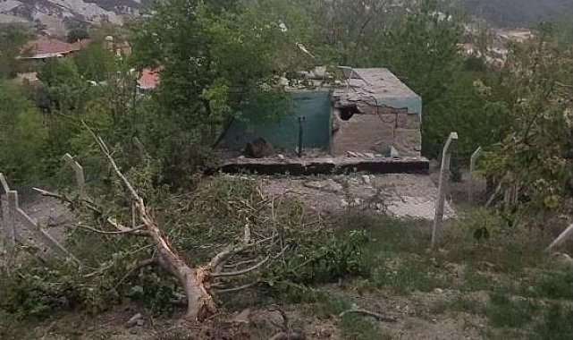 Selendi'de dağdan kopan kaya parçaları su deposunu yıktı
