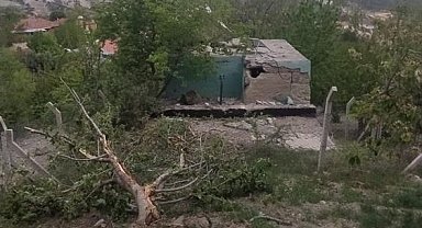 Selendi'de dağdan kopan kaya parçaları su deposunu yıktı