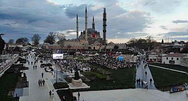 Selimiye Camii gölgesinde 5 bin kişi iftar yaptı