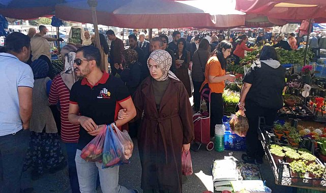 Semt pazarlarında Ramazan Bayramı yoğunluğu