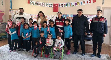 Serçin Mahallesi'ndeki öğrencilere Jandarma tanıtıldı
