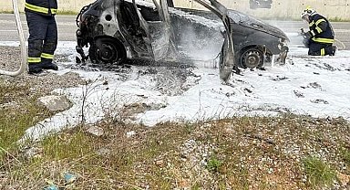 Seyir halinde alev alan otomobilden geriye hurda yığını kaldı