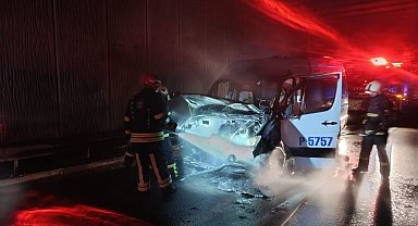 Seyir halindeki işçi servisi yandı, karayolu duman altında kaldı