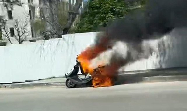 Seyir halindeki motosiklet alev alev yandı, ilk müdahale trafik polisinden