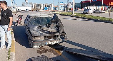 Seyir halindeyken yanan otomobil kullanılmaz hale geldi