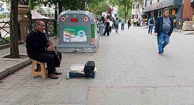 Sıcak havaları fırsat bilen sokak müzisyenleri daha fazla çalışmaya başladı
